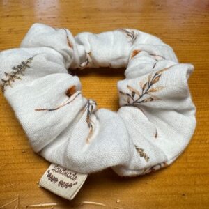 Haargummi Musselin Stoff Weiss mit Zweigen