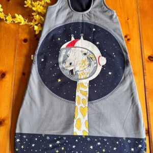 Schlafsack mit Giraffe im All