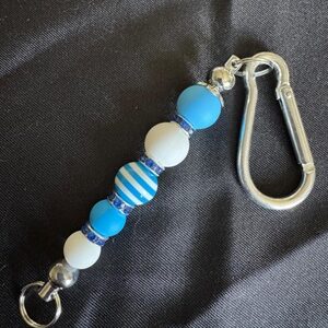 Schlüsselanhänger Blau und Weiss mit Perle