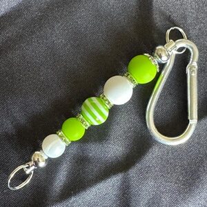 Schlüsselanhänger Grün und Weiss mit Perle