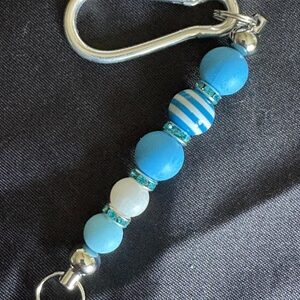 Schlüsselanhänger Helblau und Weiss mit Perle