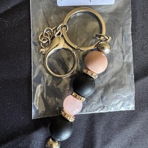 Schlüsselanhänger Rosa und Schwarz mit Rosenquarz Stein