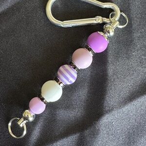 Schlüsselanhänger Rosa und Weiss und Violet mit Perle