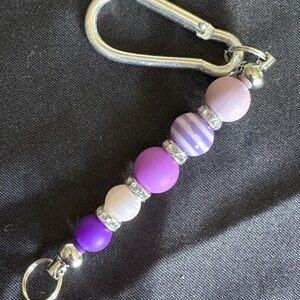 Schlüsselanhänger Violet und Weiss mit Perle