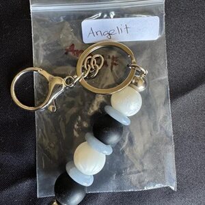 Schlüsselanhänger Weiss und Schwarz mit Angelit Steine