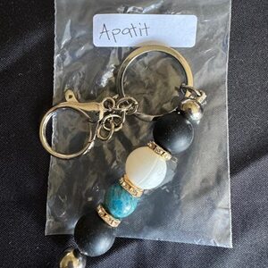 Schlüsselanhänger Weiss und Schwarz mit Apatit Stein